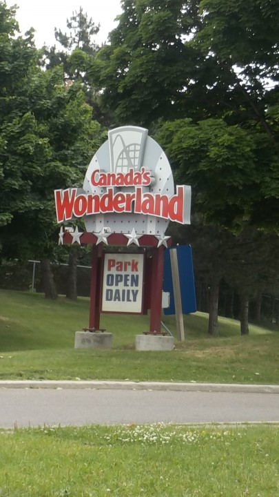 Canada's Wonderland Entrance